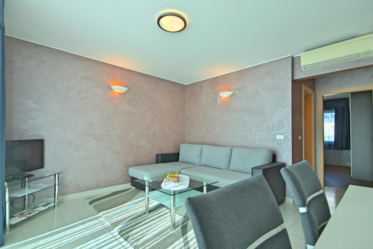 Apartments Riva-Interauto Umag Exterior foto